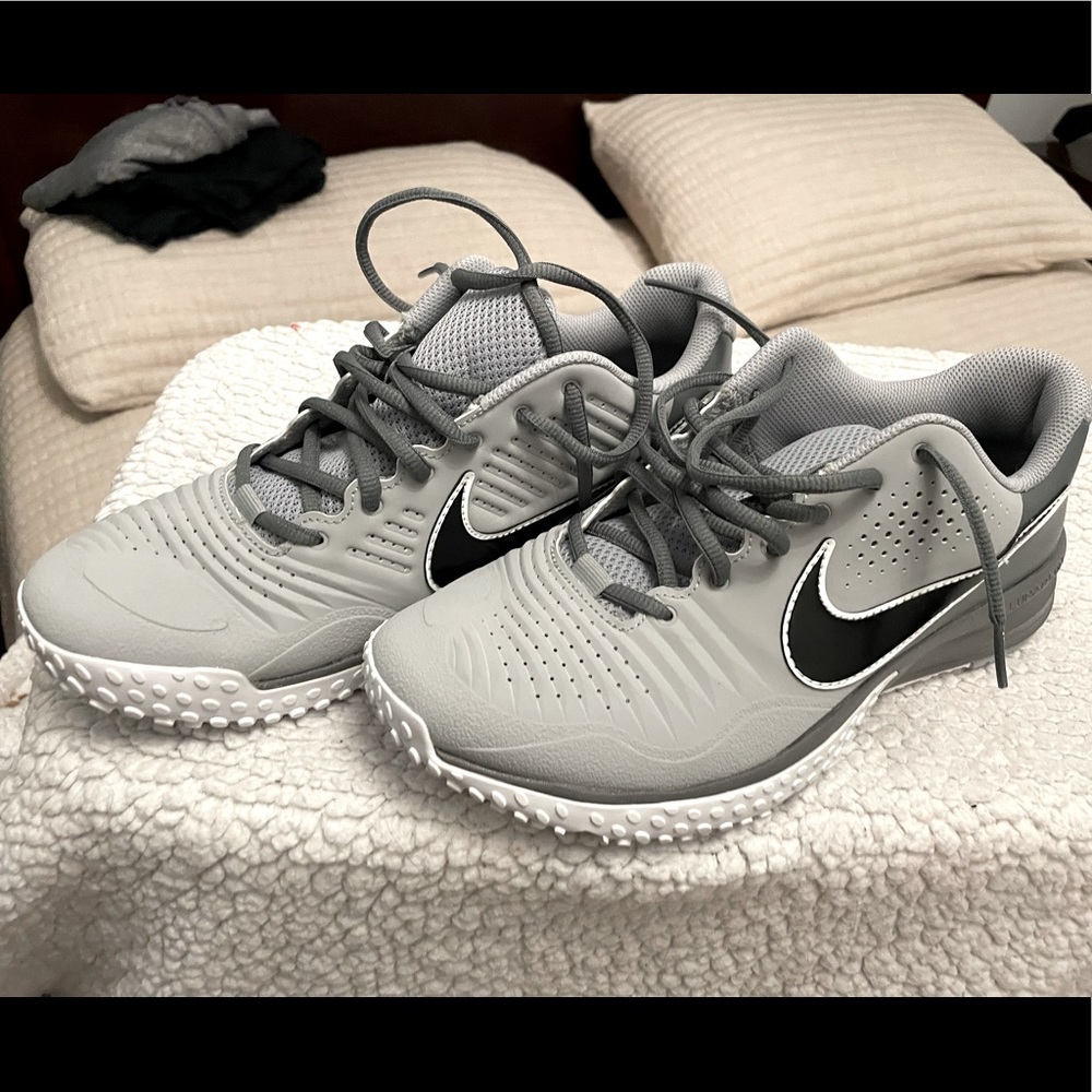 MENS NIKE TURF SHOES.  9.5.  BRAND NEW-NEVER BEEN WORN. GREAT FOR COACHING